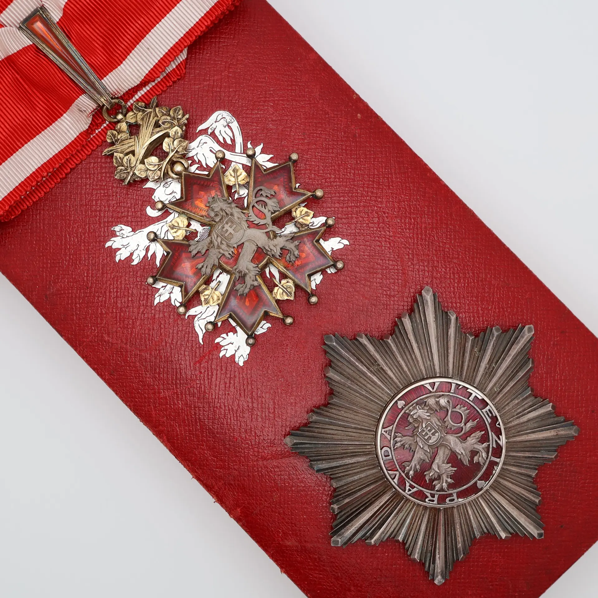 Czechoslovak Order of the White Lion II Class Set, Civil Division, Cased
