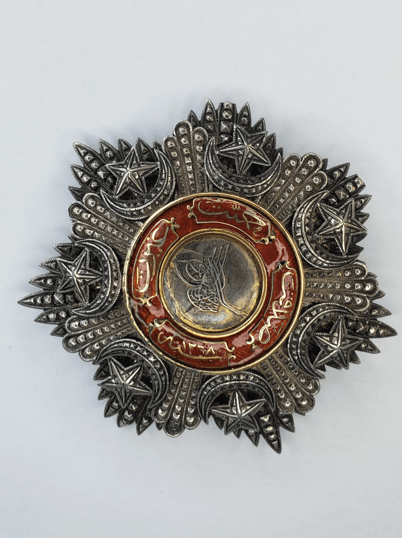 TURKEY ORDER OF MEDJIDIE GRAND CROSS BREAST STAR. MADE IN SILVER WITH GOLD CENTER. HALLMARKED.
MINOR DAMAGE. RR!